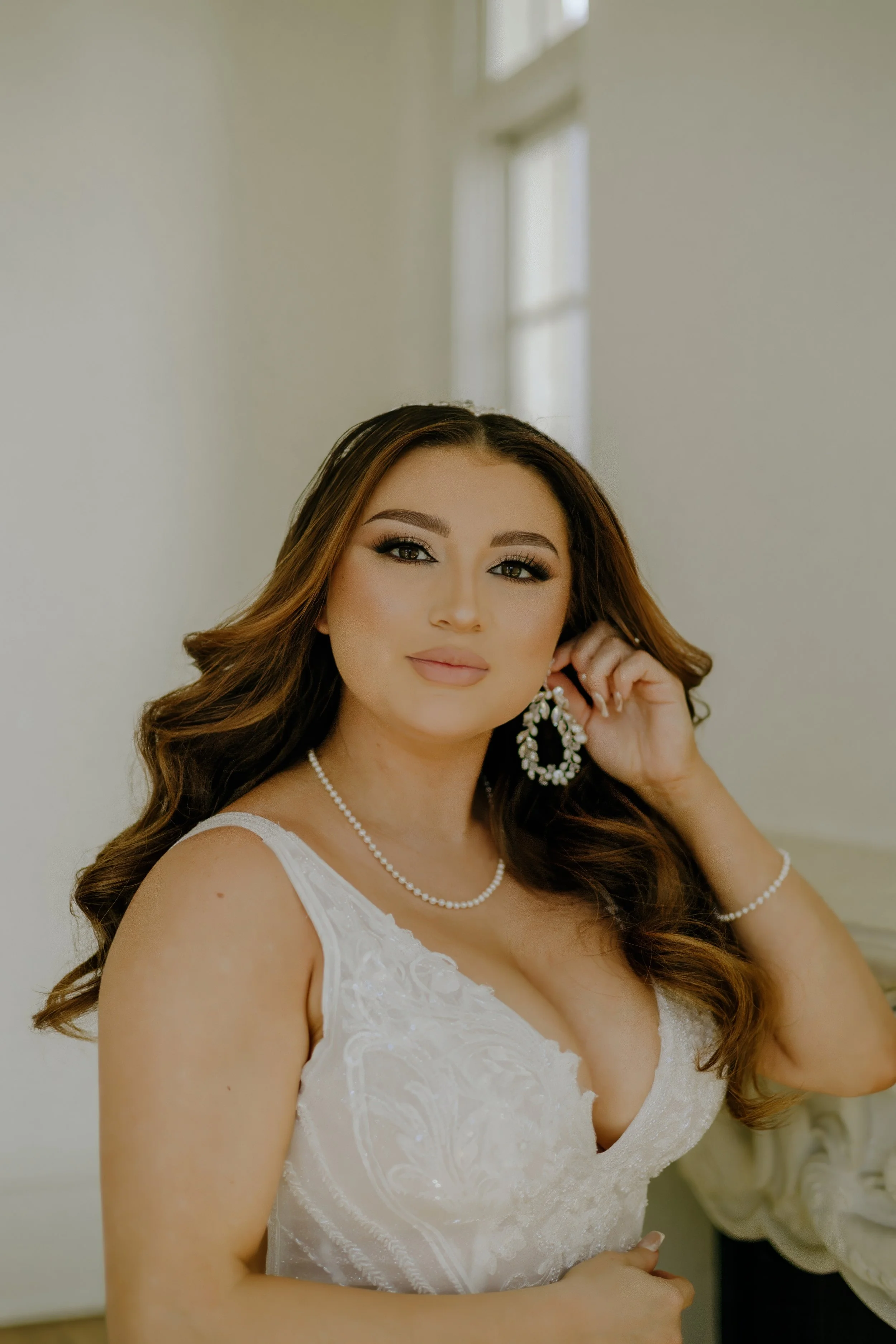 Houston & Texas Family, Couples, Newborn, Maternity, Bridal Photography – Staircase bridal portrait with bouquet, Houston white-and-gold venue.