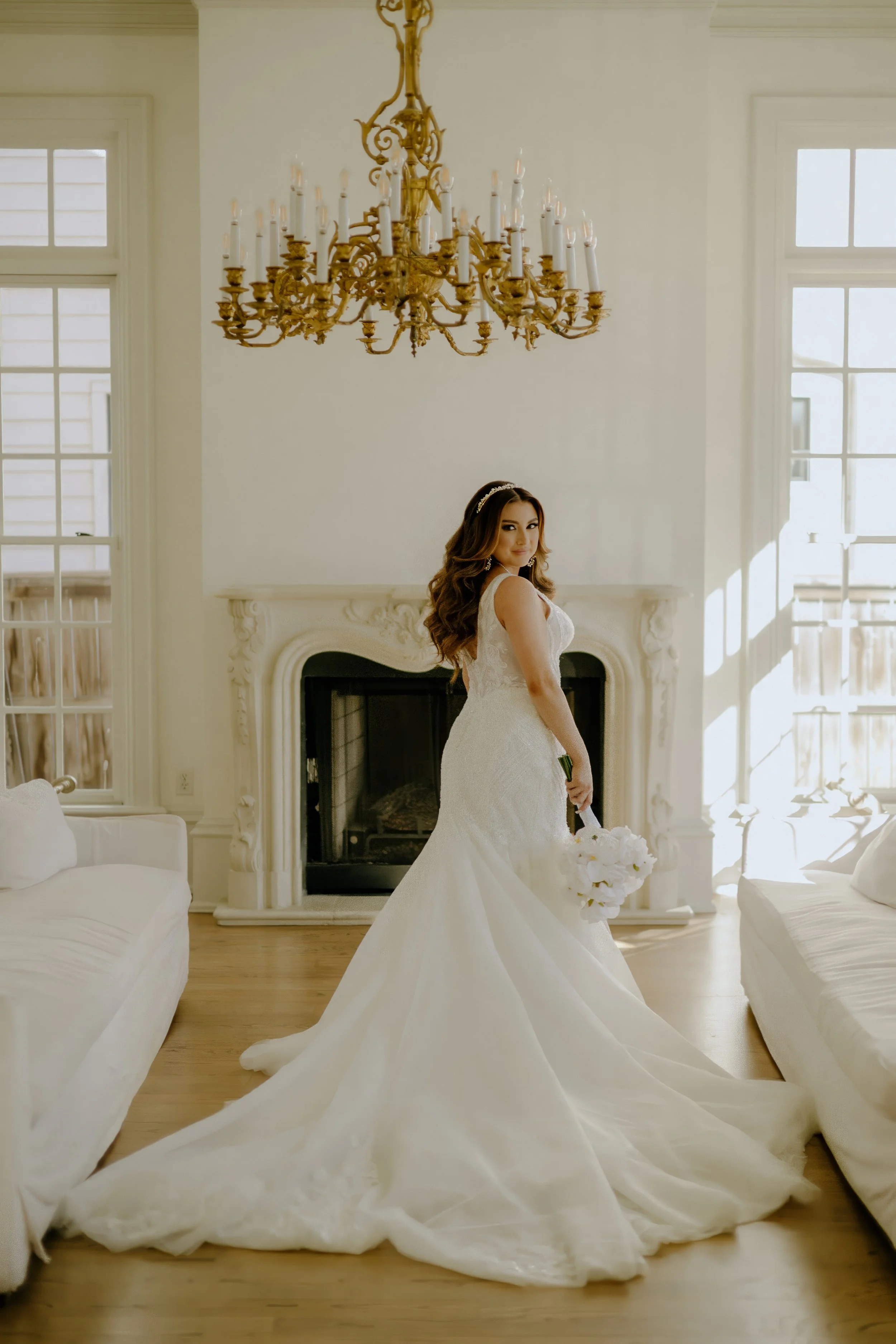 Houston & Texas Family, Couples, Newborn, Maternity, Bridal Photography – Bride holding bouquet with veil and chandelier backdrop, Houston.