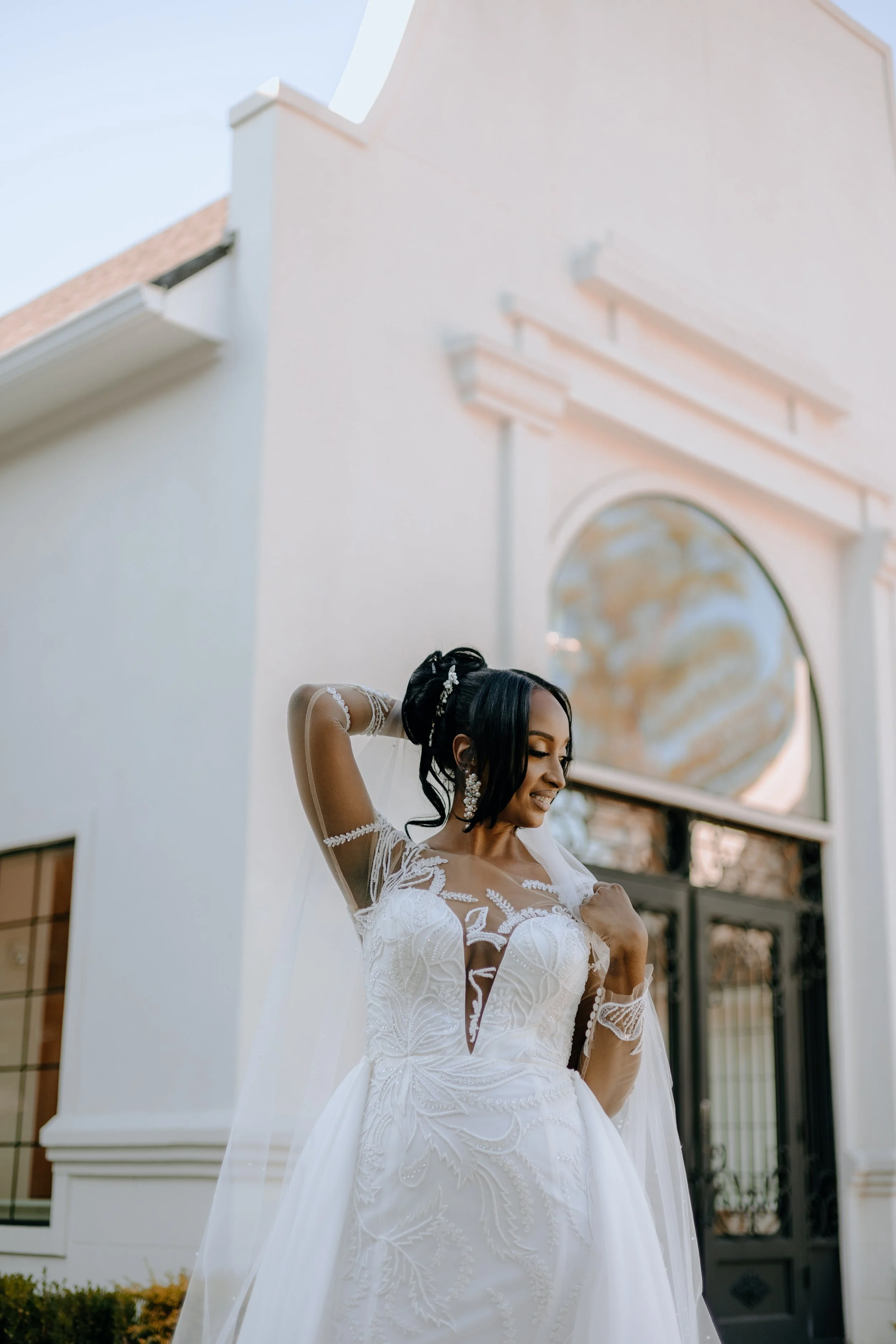 Houston & Texas Family, Couples, Newborn, Maternity, Bridal Photography – Bride glancing over shoulder, Peach Orchard Venue portraits.