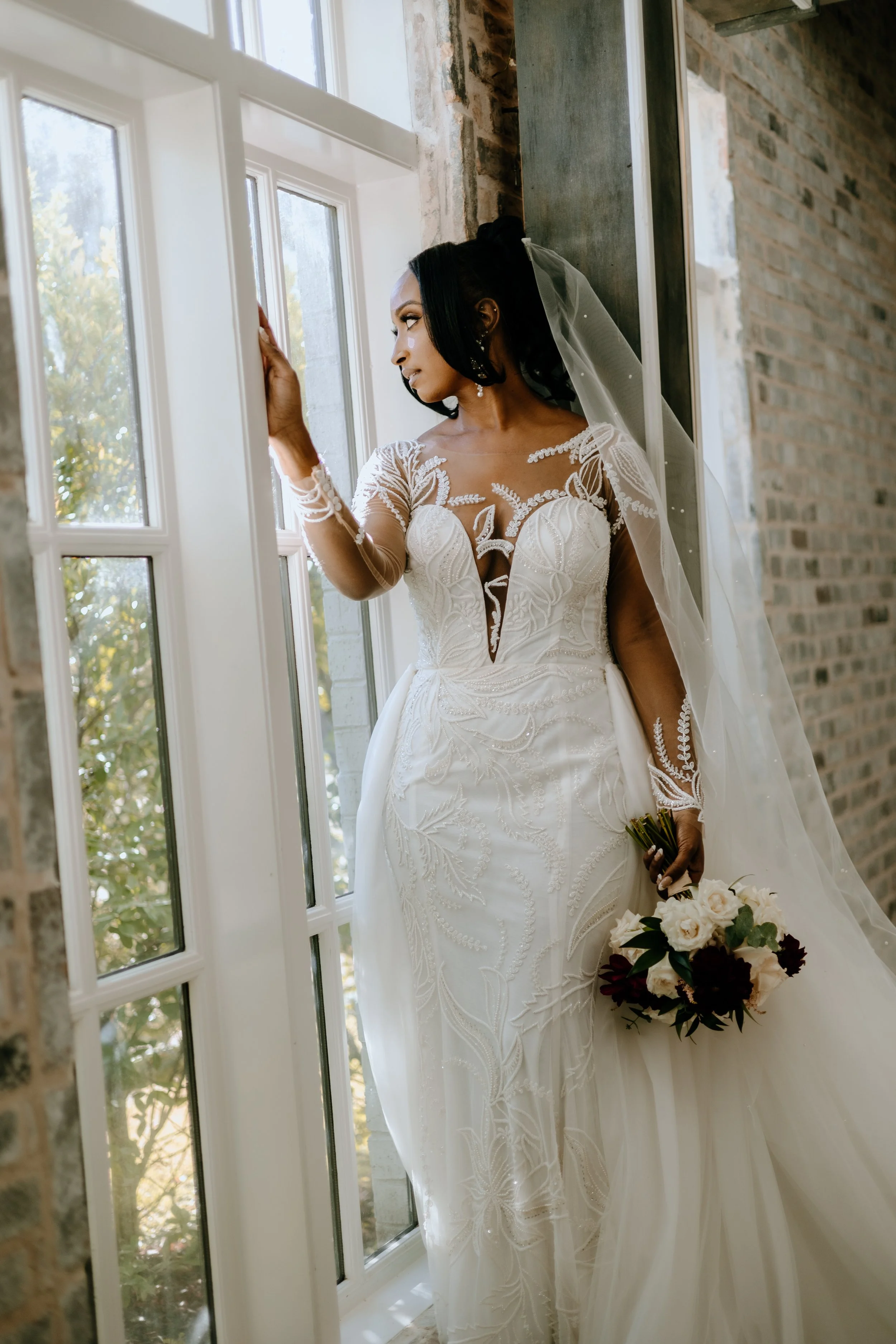 Houston & Texas Family, Couples, Newborn, Maternity, Bridal Photography – Bride gazing out window with bouquet, The Woodlands TX bridal photo