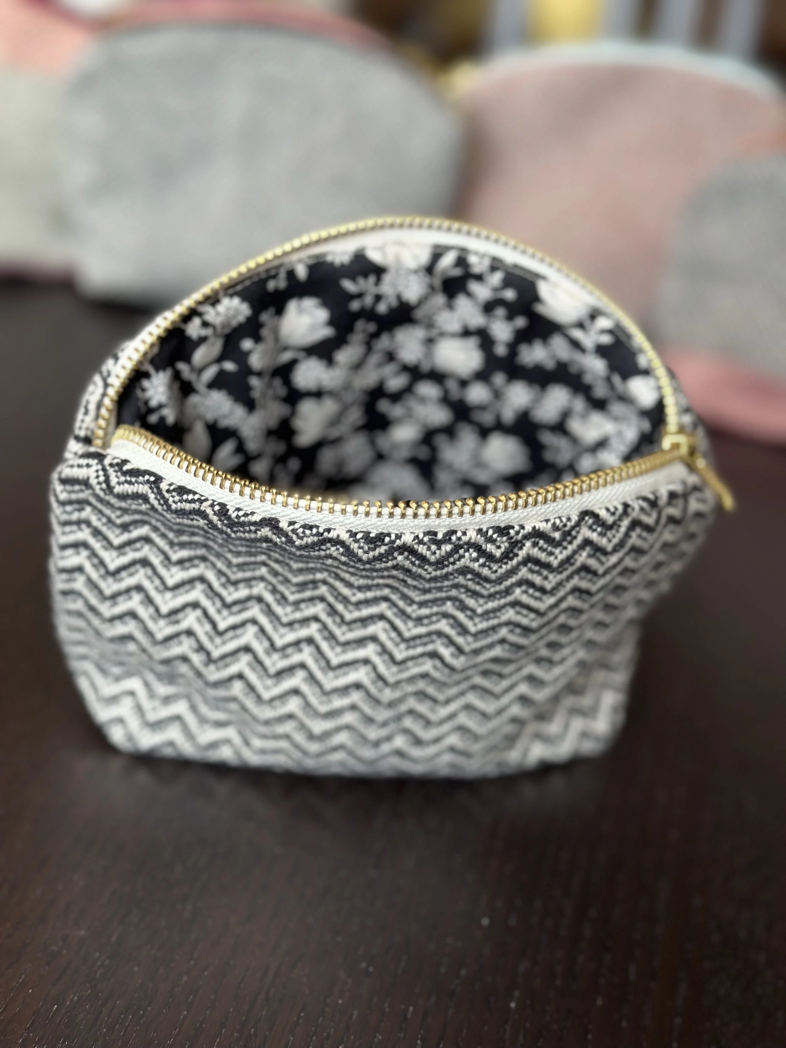 Zipper pouch black with cream