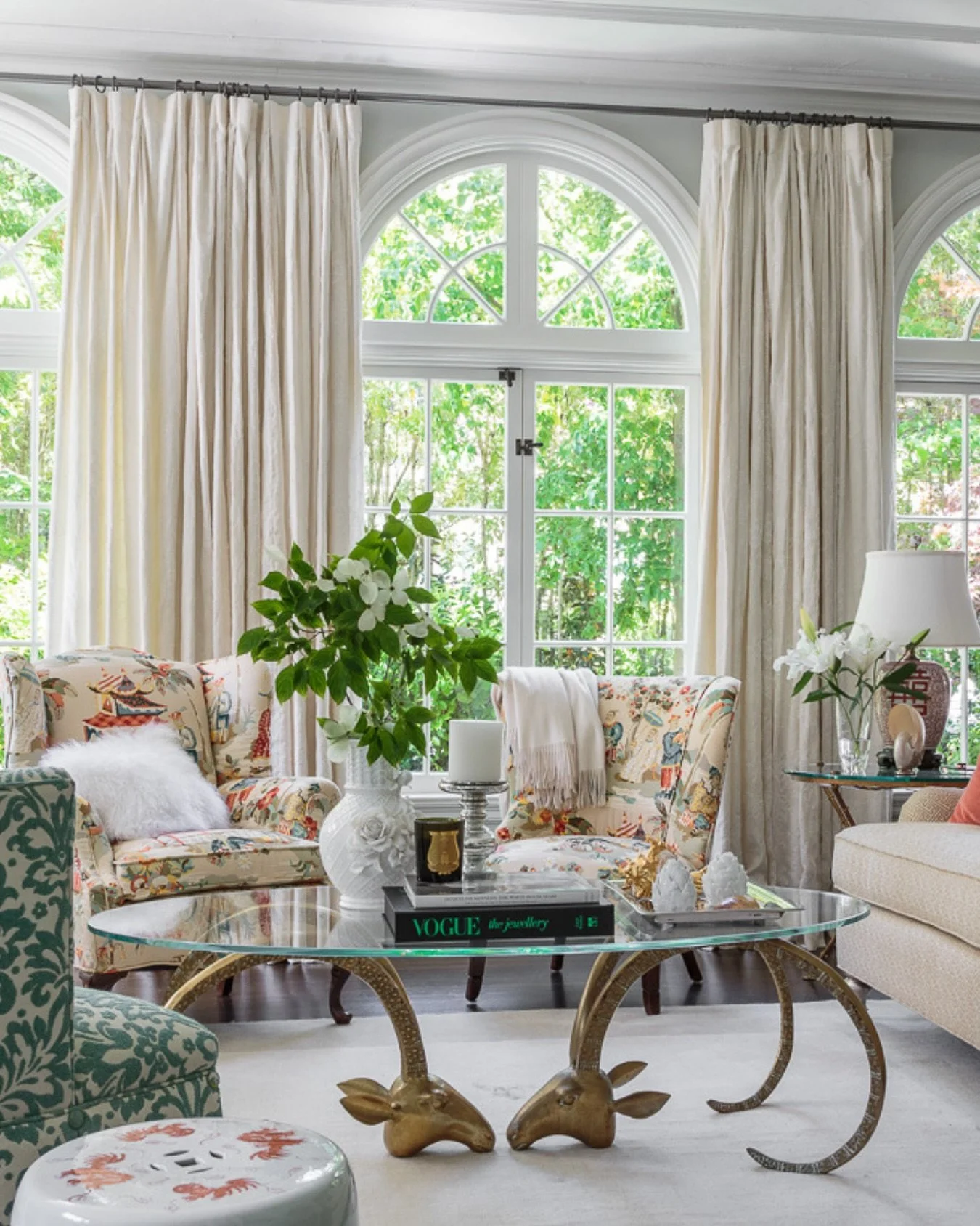 We love to create spaces that encourage connection, and are especially intentional in living rooms. This room at #GardensGateGeorgian says: come on in&mdash;tell me EVERYTHING (and more)! 👯&zwj;♀️🥂

photo: @daviddlivingston