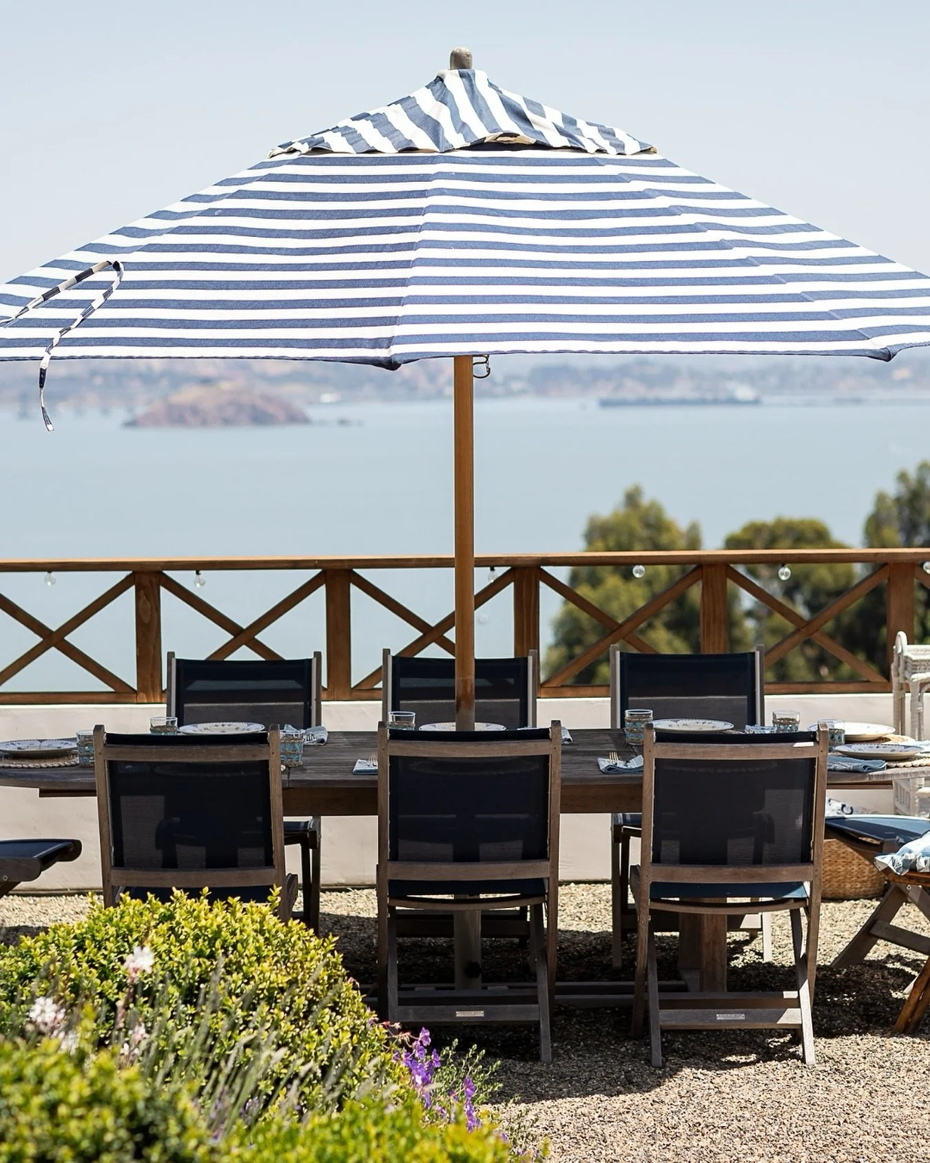 Loading: last drops of outdoor din din season at #HappyHillsideHacienda 🍽️☀️💙

photo: @pamelacasaudoumecqphotography