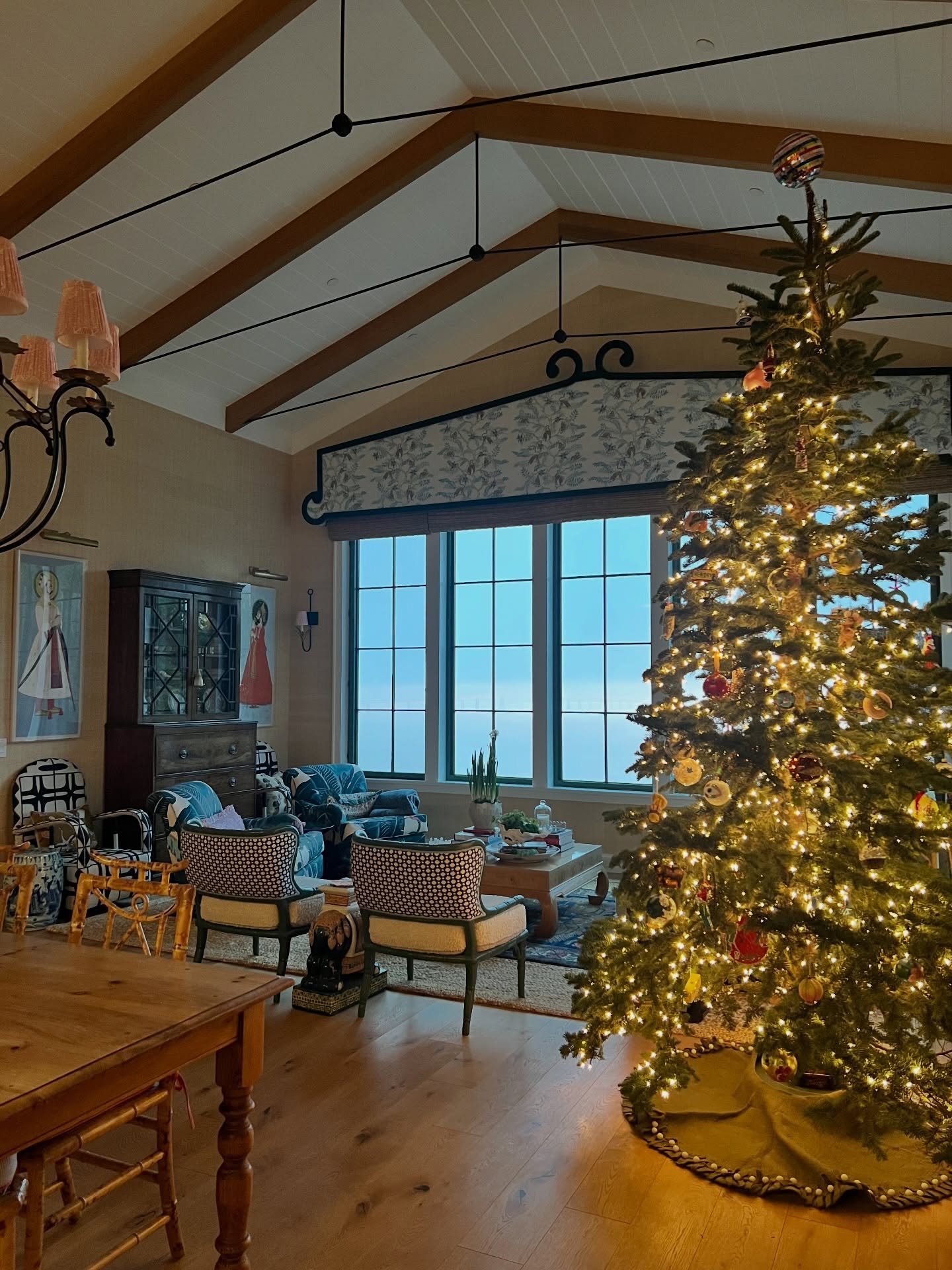 Merry, happy everything, from coast to coast! This an Eastie / Westie mash up &hellip; we decorate our trees like we do homes &mdash; leaning into nostalgia, personal stories, and always meaning over perfection. 

We hope everyone is enjoying a beaut