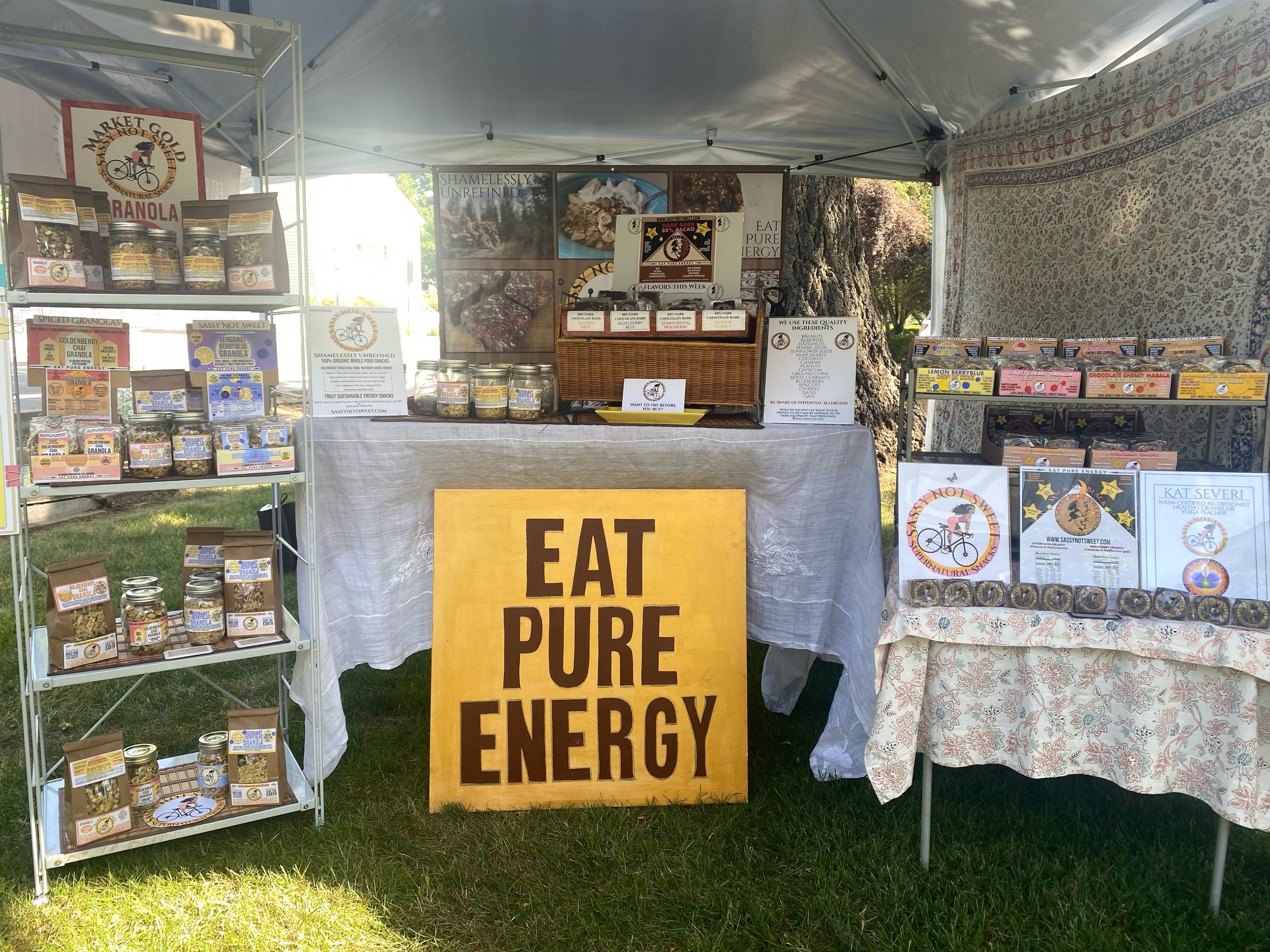 Beautiful Mothers&rsquo;s Day Market in downtown Jacksonville today with @jacksonvillesundaymarket.
I&rsquo;m here every Sunday talking to people about my SuperNaturally healthy convenience food options and Sassy Not Sweet nutritious snacks.
Come by 