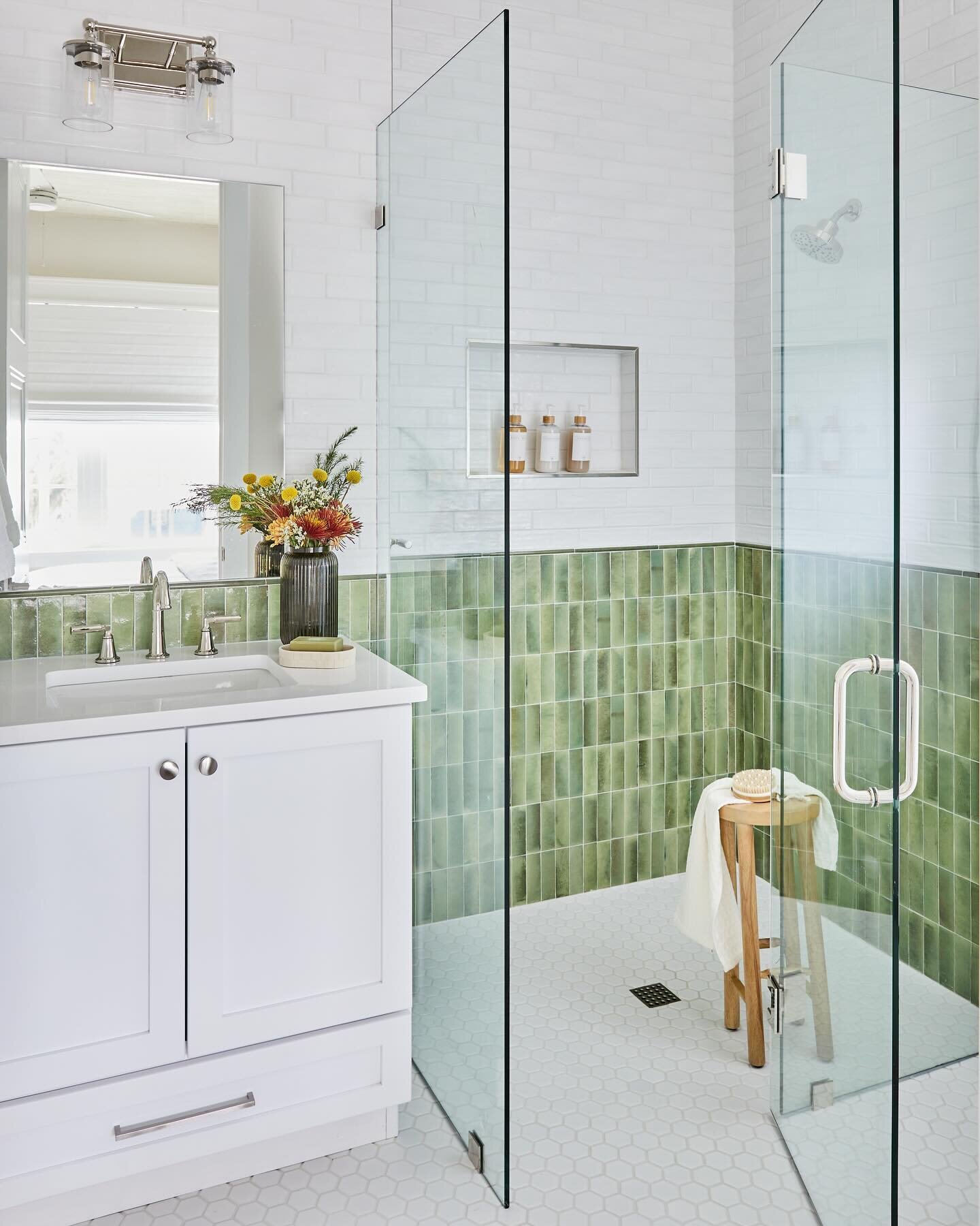 Bringing nature&rsquo;s shades into every part of #casaverdeproject, where even the bathroom boasts tranquility with its green tiles 🌿✨

Interior Design: @emilymossdesigns 

#coastaldesign #coastalmodern #luxuryinteriordesign#highendinteriordesign #