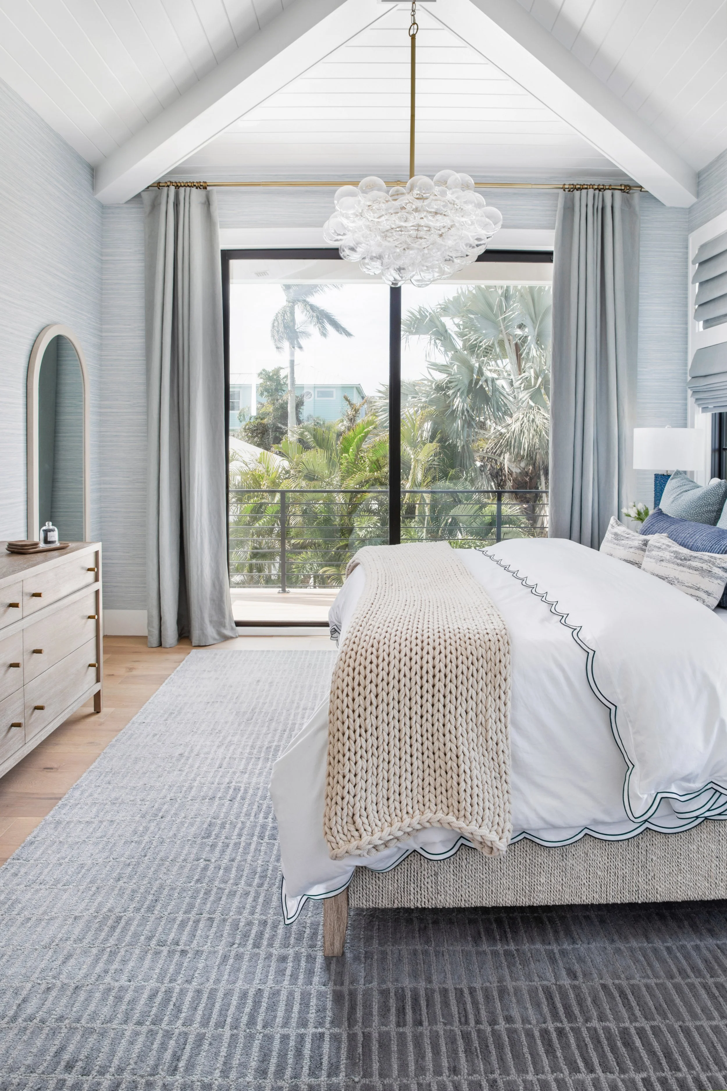 Interior Design Tricks: How to Make a Small Room Feel Bigger