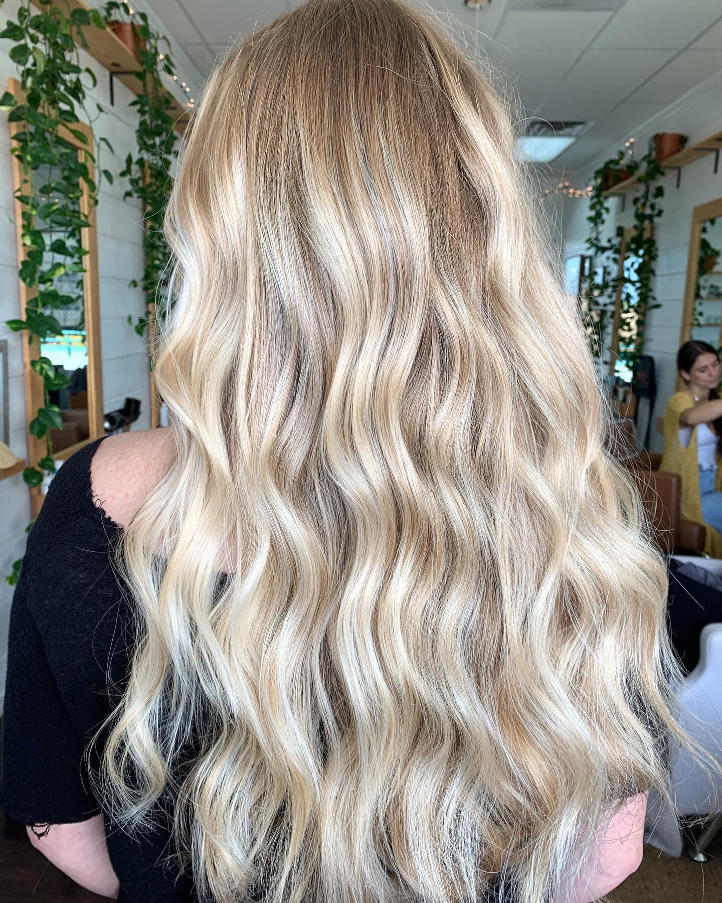island hair vibes with this balayage + root shadow combo for a seamless grow out + fade. 🏝✨
Stylist @wildismyfavoritecolor 
@oliverandcohair 
&bull;
&bull;
&bull;
&bull;
#mauihairstylist #mauihairsalon #mauilife #mauihair #mauibalayage #mauiblonde #
