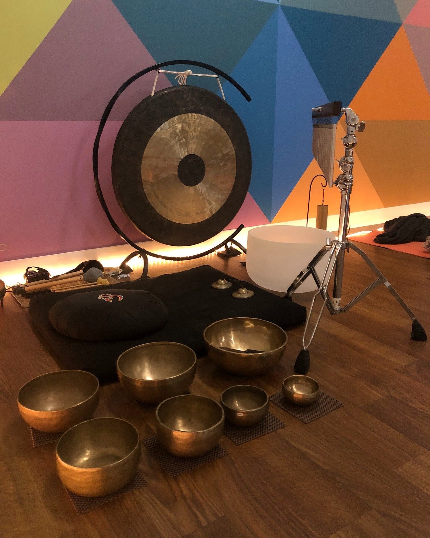 Have you ever experienced the tingly bliss of a sound healing? Have you had the pleasure of participating in a guided meditation?

This Friday, we have both for you. ✨ Emily and Doug will be back in the studio offering another of their always-popular
