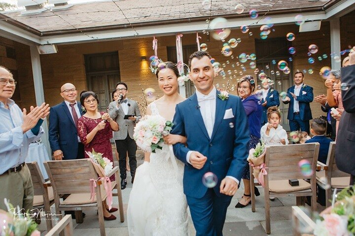 How about some bubblies and bubbles to wrap up the ceremony? 📷: @photographybykatsunojiri