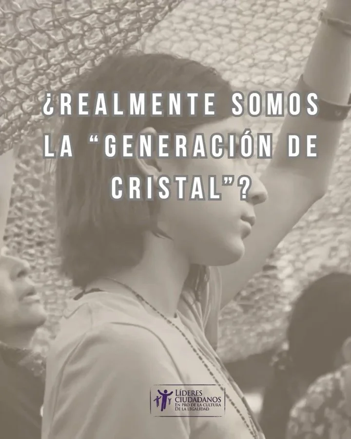 &ldquo;Nos dijeron &lsquo;generaci&oacute;n de cristal&rsquo; por sentir demasiado.
Pero quiz&aacute; solo somos la generaci&oacute;n que dej&oacute; de normalizar el silencio, la ansiedad, el abuso y el &lsquo;agu&aacute;ntate&rsquo;.

No es fragili