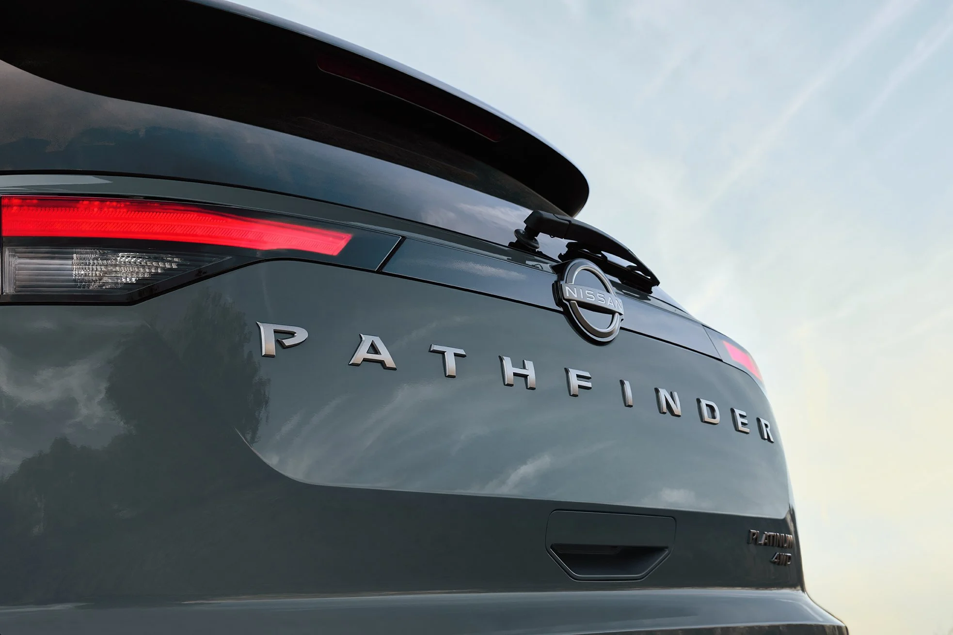 NISSAN_EXTERIOR03_BADGE-04a_FINAL_LoRes72dpi.jpg
