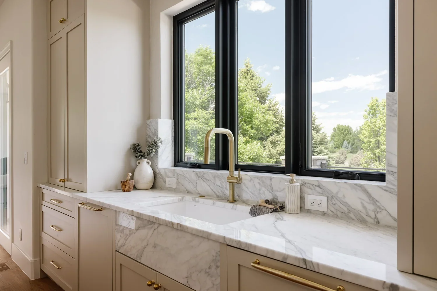 LITTLE RAVEN SINK BASE CABINET.webp