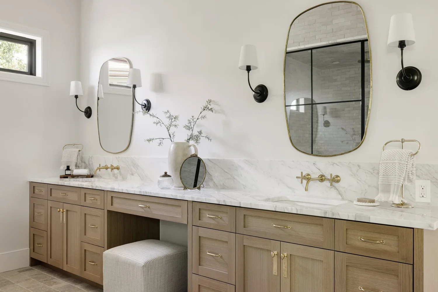 LITTLE RAVEN MASTER VANITY.webp