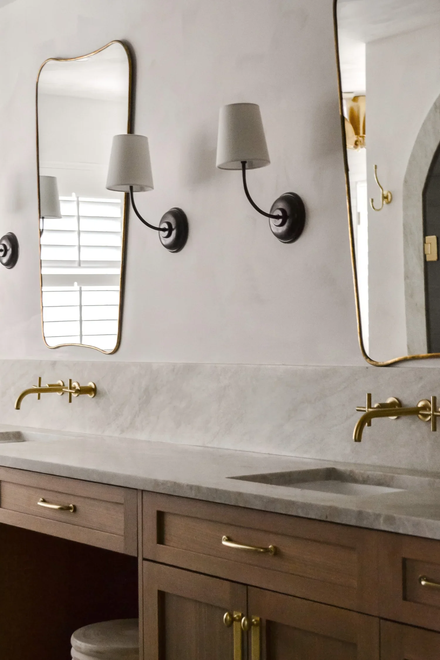 BLUE HERON OAK MASTER BATHROOM VANITY.webp