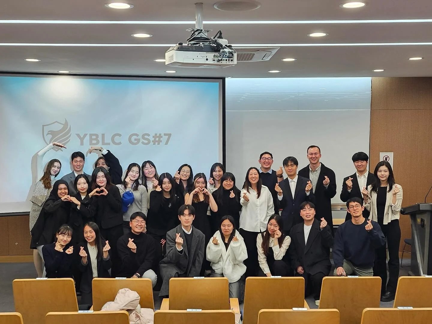 이번 달 YBLC에서 차세대 리더들을 위한 두 번의 커리어 워크숍을 진행하게 되어 정말 즐거웠습니다! 비즈니스 커리어 경로, 미국에서의 직장 생활, 그리고 AI가 취업 시장에 미치는 영향까지 이야기 하면서 나눈 진지한 Q&amp;A와 열정적인 분위기가 정말 인상적이었어요.
앞으로도 있을 연세대 동아리들과 협력을 기대합니다!

It was a pleasure hosting 2 career workshops for the next generatio