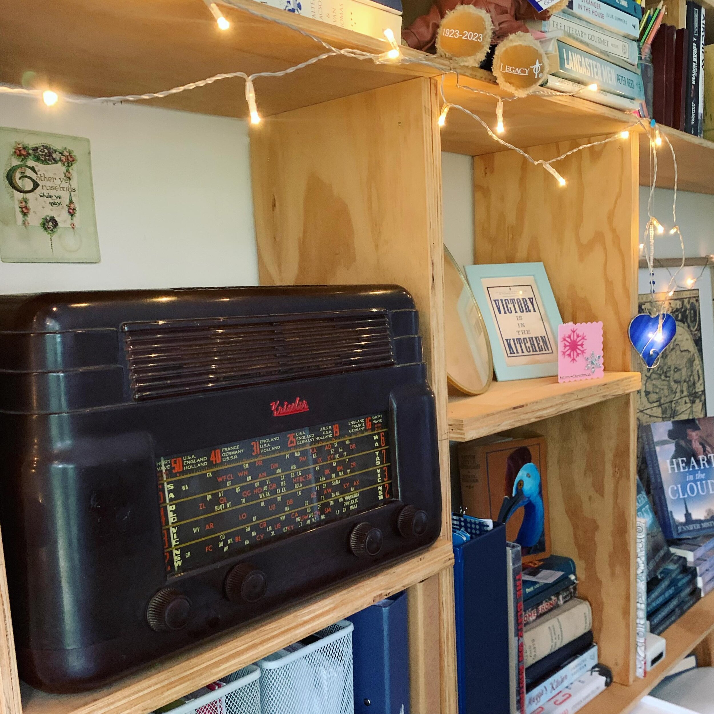 Loving my #vintageradio find from @dirtyjanes_canberra &hellip; but also slightly worried this might be the beginning of a collection. 💜 1947, Australian made 💜

#vintage #australianvintage #vintageshopping #1940style