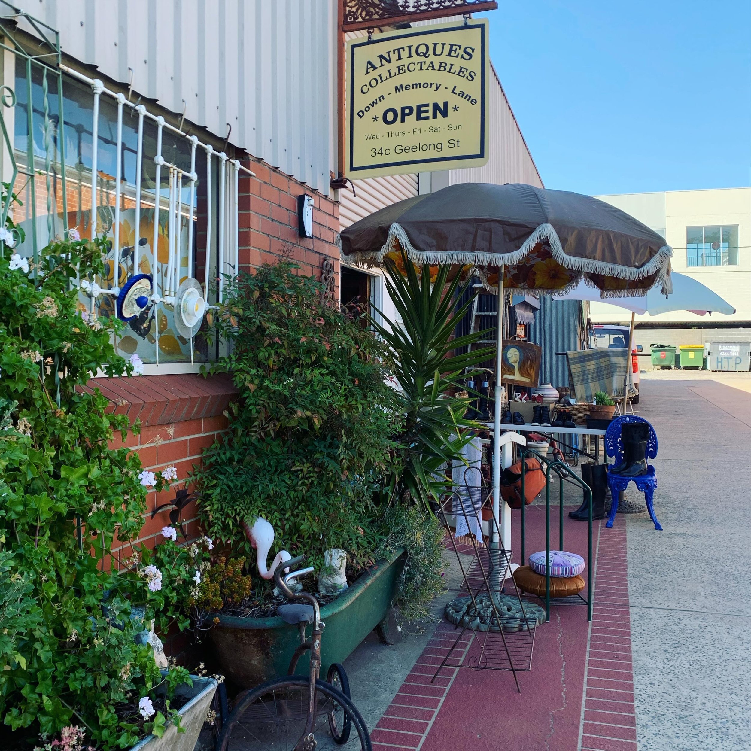 What are your plans this weekend? I&rsquo;m hoping I get to visit one of my favourite vintage shops @downmemorylanefyshwick 

#vintagestyle #canberralife #visitcanberra #vintageandretro #antiquing #1940sstyle #1940svintage