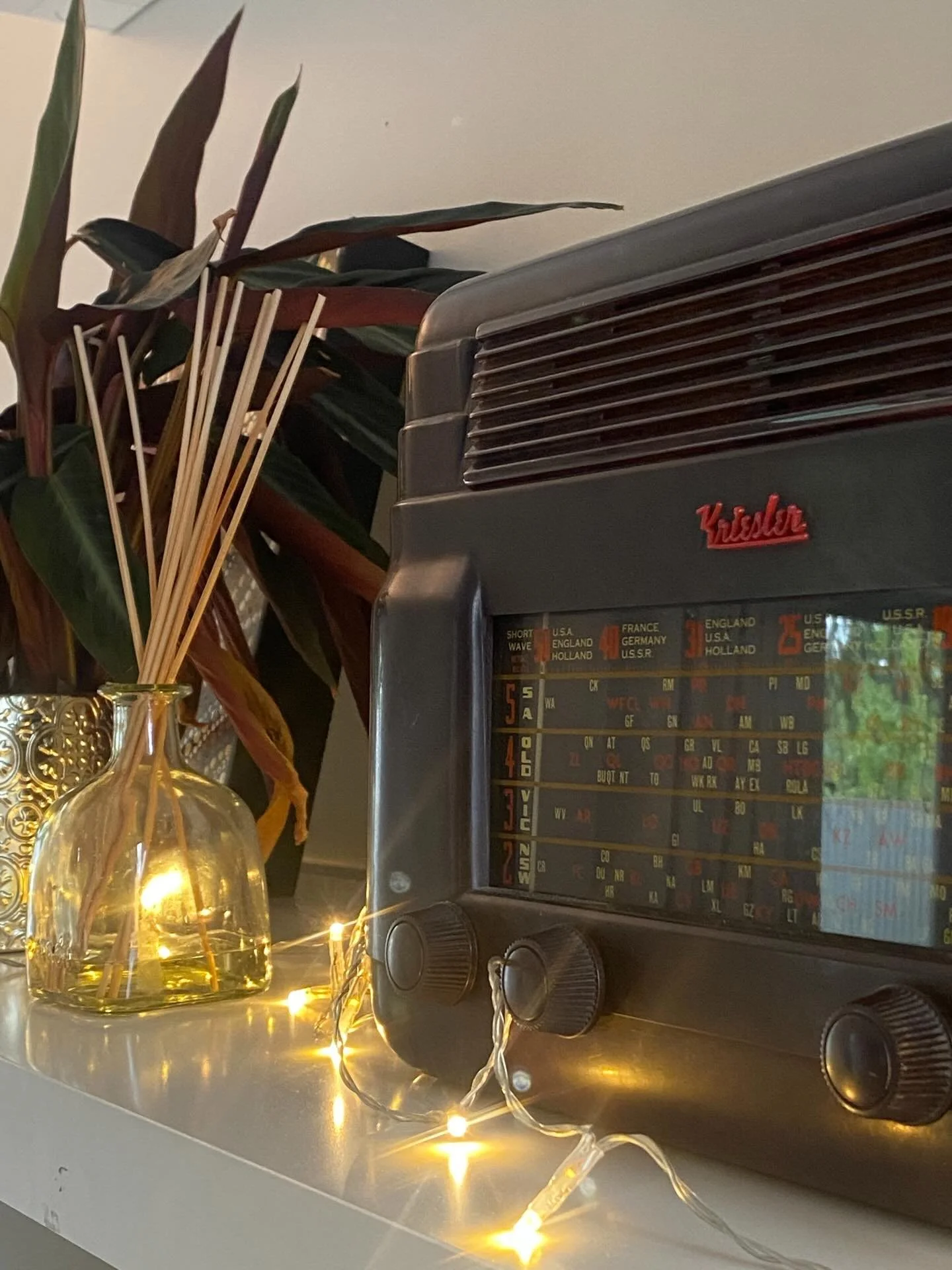 While I don&rsquo;t love moving house, I find the sense of change energising. And it&rsquo;s fun to set up my vintage treasures in new spaces and reorganise my books by colour. It makes me so happy!

#shelfie #vintageradio #bookshelf #authorofinstagr