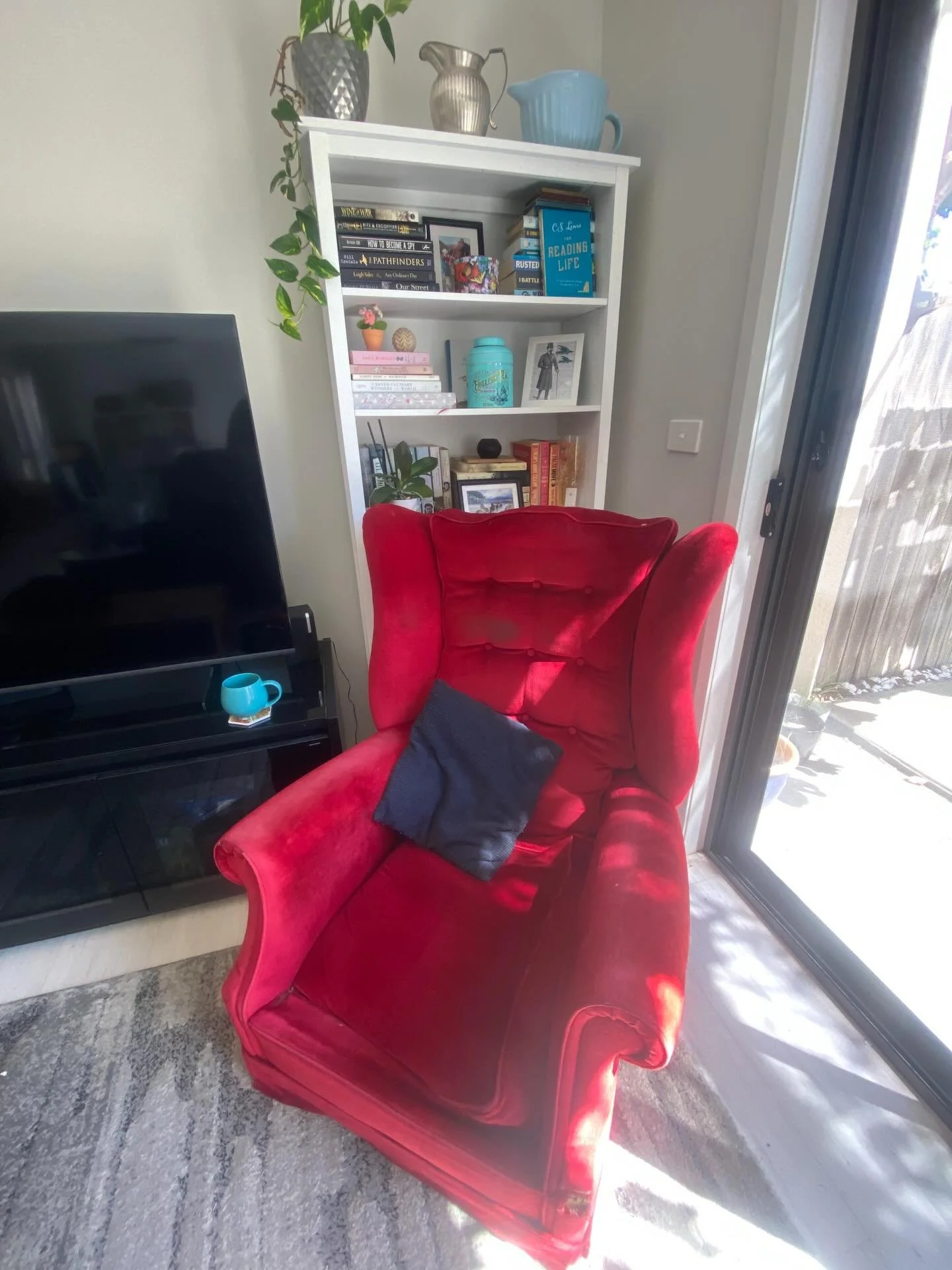 New places to read and write in my new home. 

#readingchair #writingdesk #aussieauthor