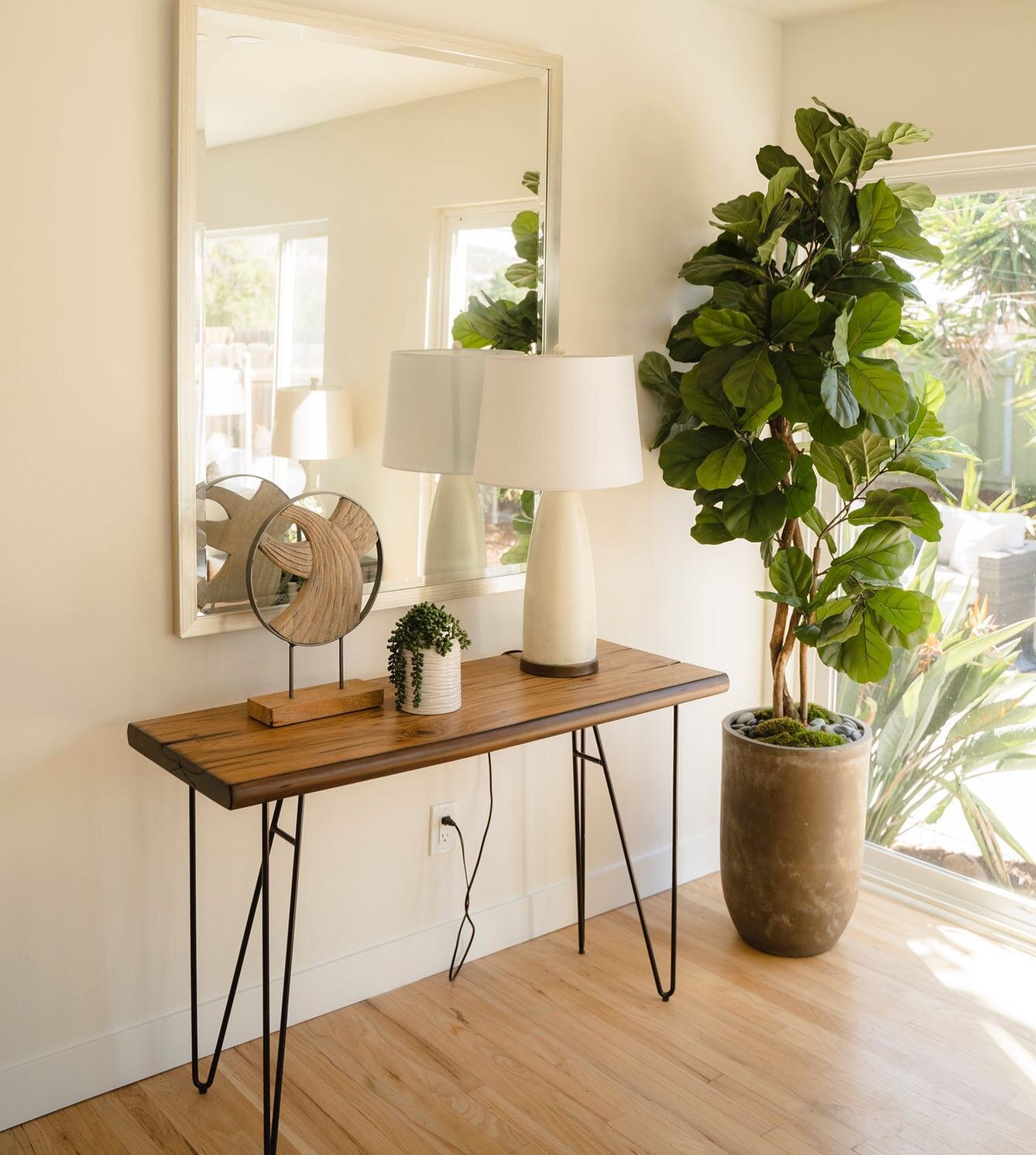 We believe that staging can make all the difference between a good or great home to a buyer 👏 We work hard to make sure your house is ready to hit the San Diego market, give us a call today 🌿