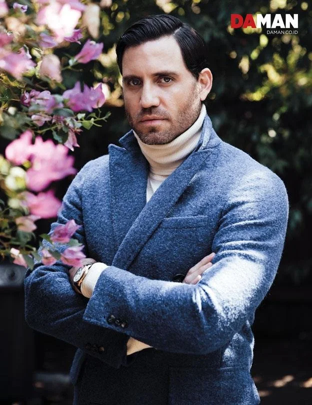 Edgar-Ramirez-The-girl-in-the-Train-Hands-of-Gold-Gold-in-Outfit-by-Canali-watch-by-Cartier.jpeg