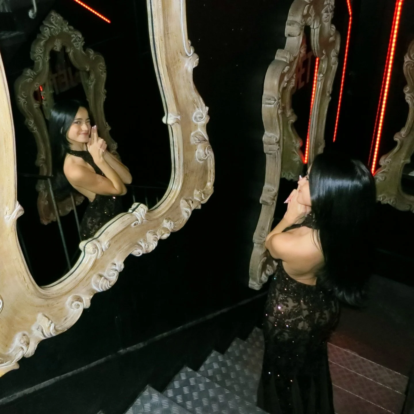 Sang at the MAD club this Friday and it was definitely an iconic moment for a Lausanne girly🇨🇭❤️