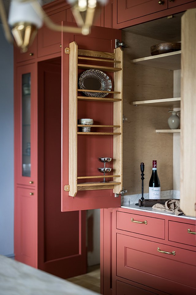 Platsbyggt klassiskt lantkök i modern utformning och funktion. Modernt rundade former. Vacker inredning i trä för optimal funktion och förvaring.