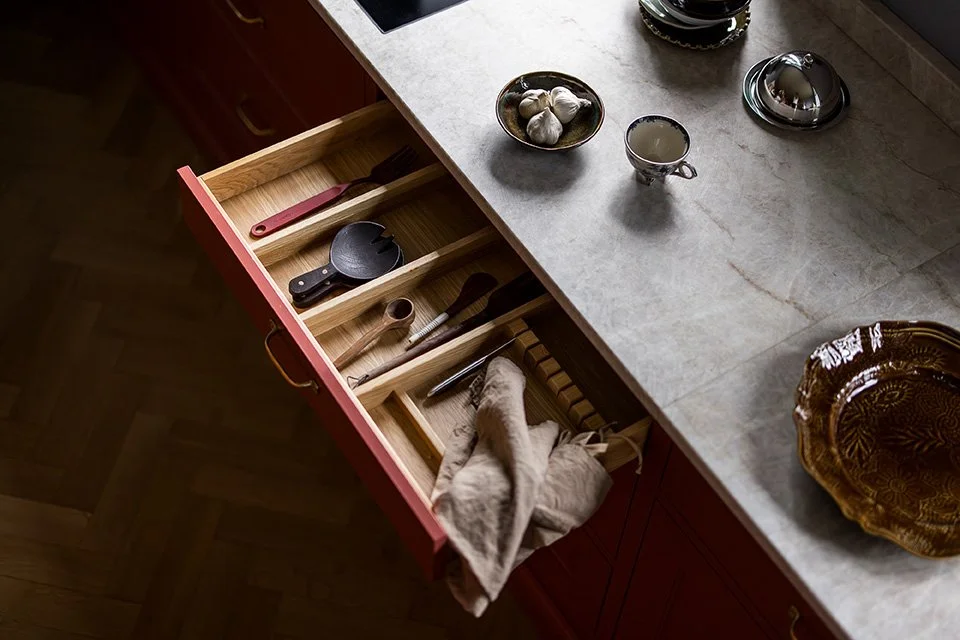 Platsbyggt klassiskt lantkök i modern utformning och funktion. Modernt rundade former. Vacker inredning i trä.