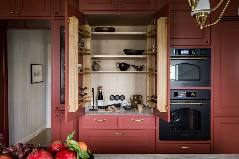 Platsbyggt klassiskt lantkök i modern utformning och funktion. Modernt rundade former. Vacker inredning i trä för optimal funktion och förvaring.