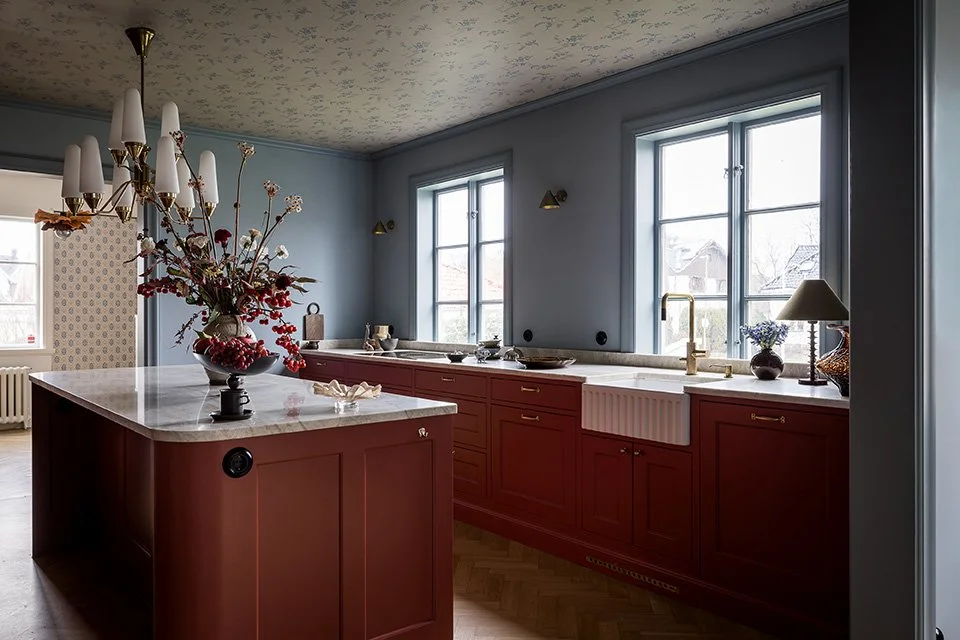 Platsbyggt klassiskt lantkök i modern utformning och funktion. Modernt rundade former. Gediget trä med infällda lådor och skåp.