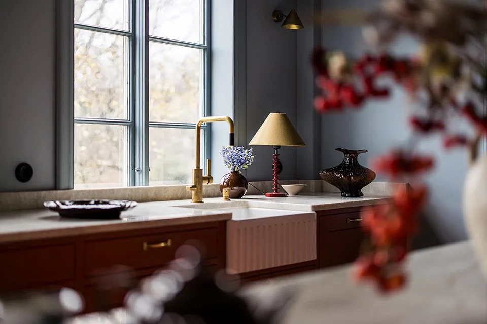 Platsbyggt klassiskt lantkök i modern utformning och funktion. Modernt rundade former. mässingsblandare och marmorskiva.