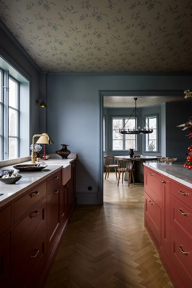 Platsbyggt klassiskt lantkök i modern utformning och funktion. Modernt rundade former. Stavparkett och tapet i taket.