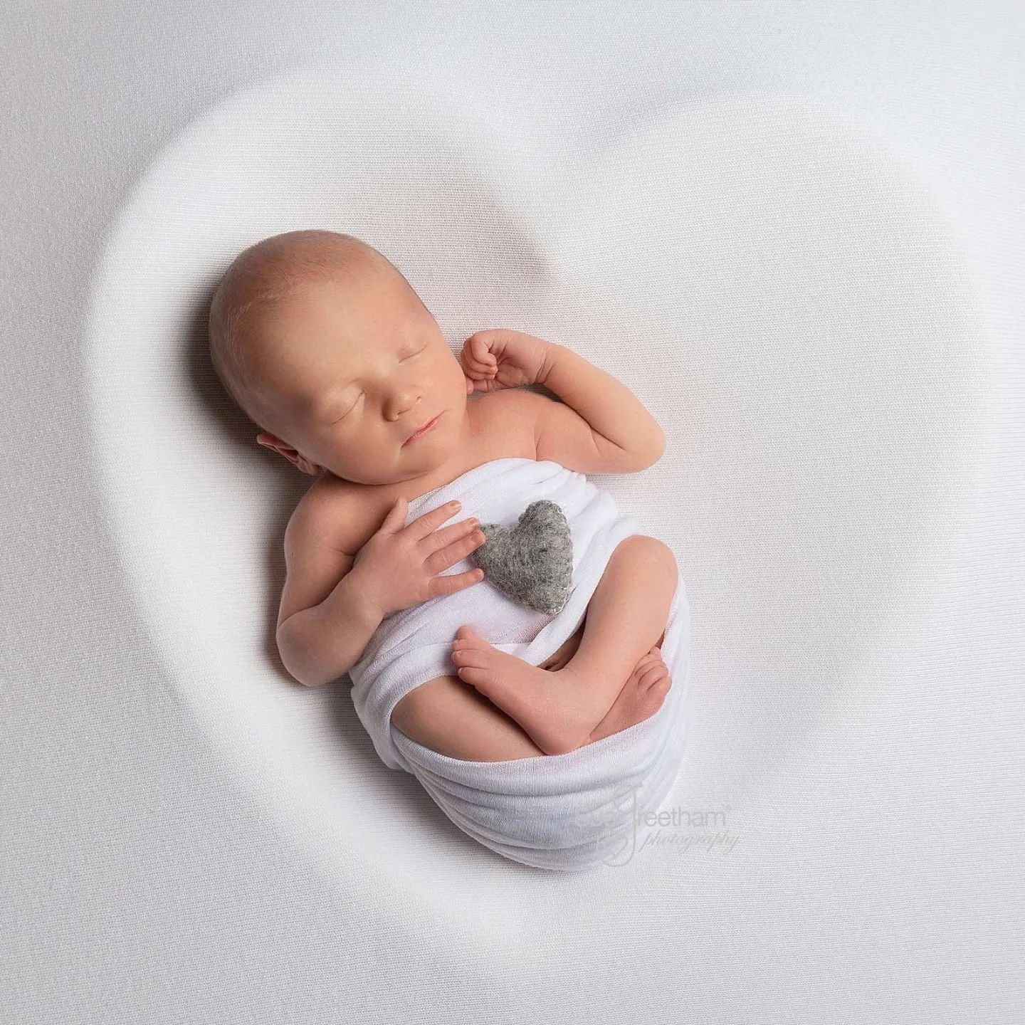 The beauty is in the simplicity. An image that is timeless. One that will not look dated when your little one is no longer little. 

#simplybeautiful #simplicity #beautiful #timeless #newborn #newbaby #baby #newbornlove #newbornphotohraphy #professio