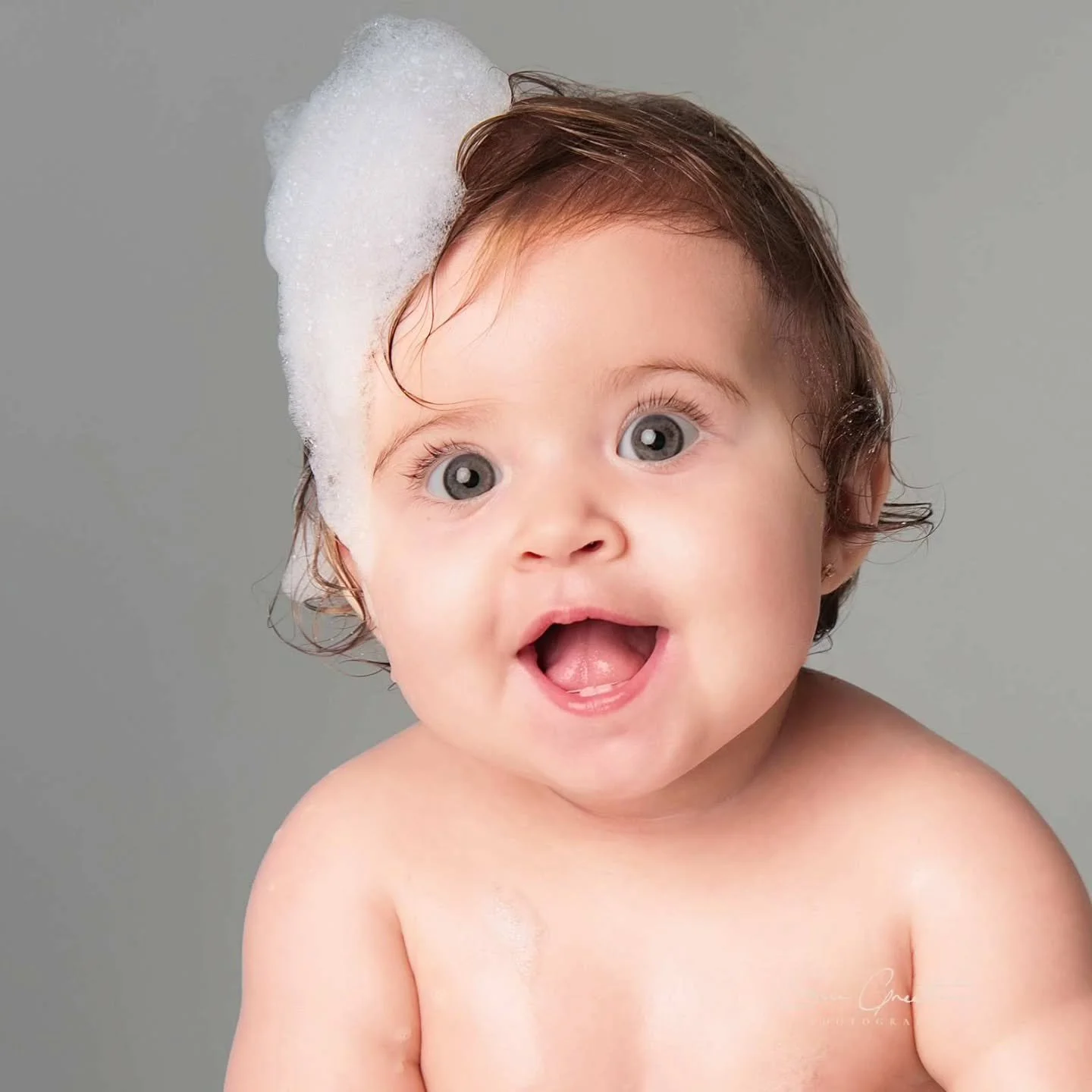 Splish splash, I'm having a blast in the tub! Sitting pretty, surrounded by bubbles and foam, having the time of my life!

#bathtime #tubtime #foamparty #bubblebath #milestonemoments #milestoneshoot #firstbirthday❤️ ##firstbirthdayfun #icansit #sitti