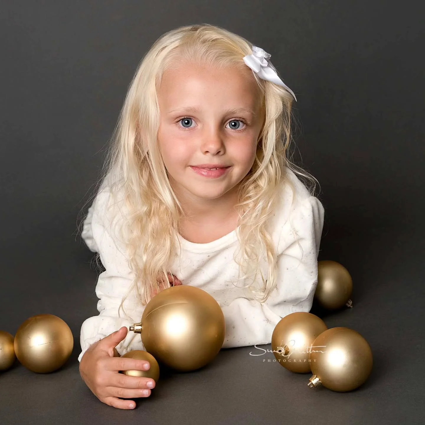 I have been busy in the studio for weeks, making sure Christmas shoots are all done.
I love the results, don't you?

#christmashoot #christmasmagic #christmas #christmasiscoming #familyforlife #ourfamily #memories #magicalmoments #specialmoments #pro