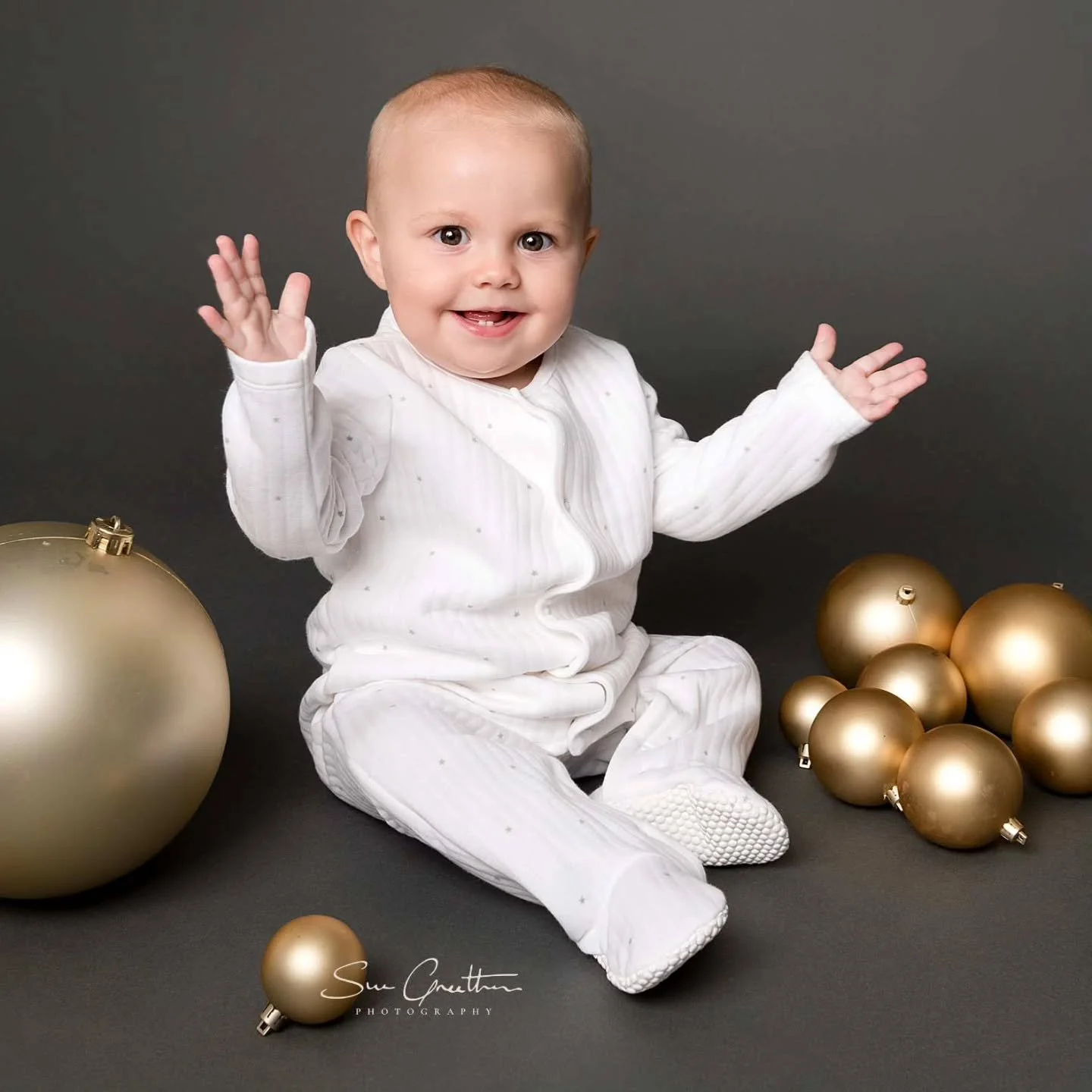 Bauble fun at a Christmas shoot! 

#christmashoot #christmastime #cherishedmoments #christmasmemories #christmasmagic #christmas #christmasbaubles #professionalimage #professionalstudio #magicmoments #familymemories #familyforlife #familyphotography 