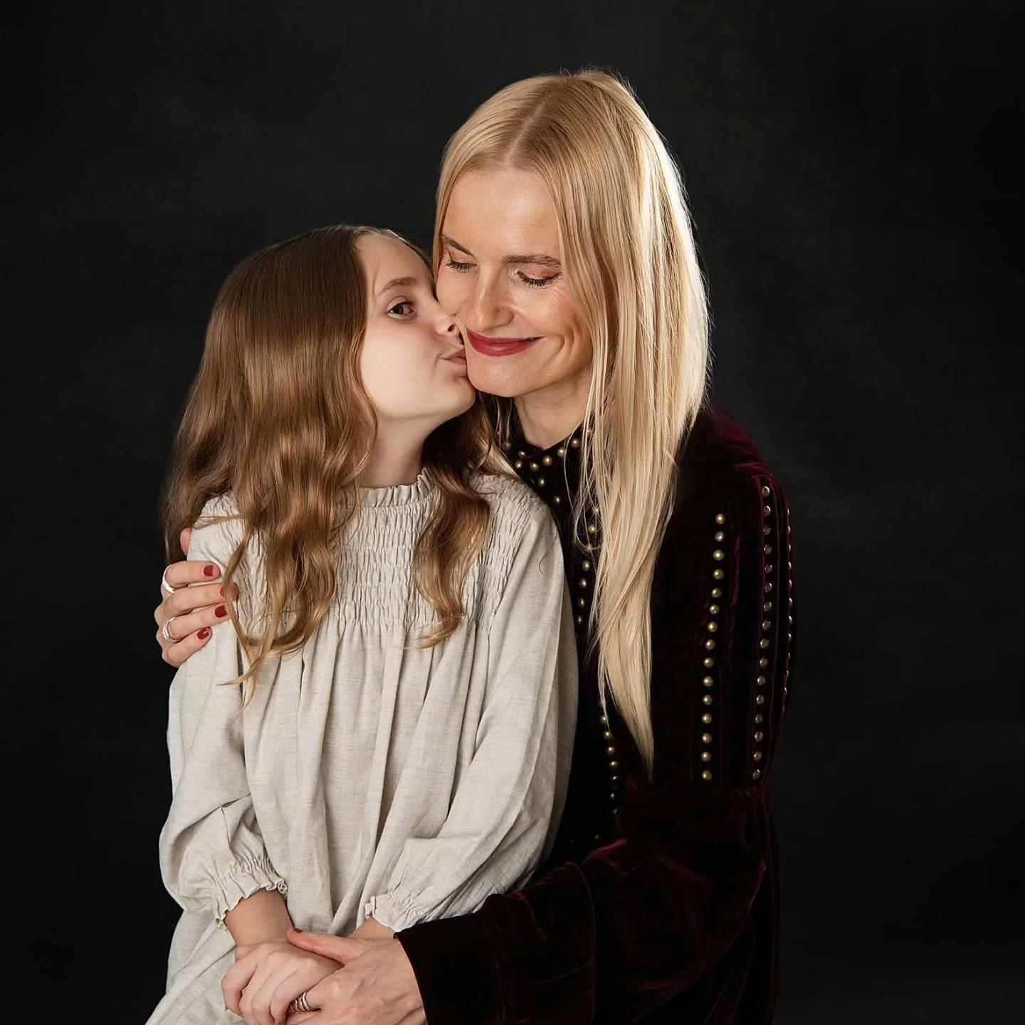 Mother and daughter moment 

#professionalfamilyphotographer #familymemories #motheranddaughters #suegreethamphotography #howwillyouremember