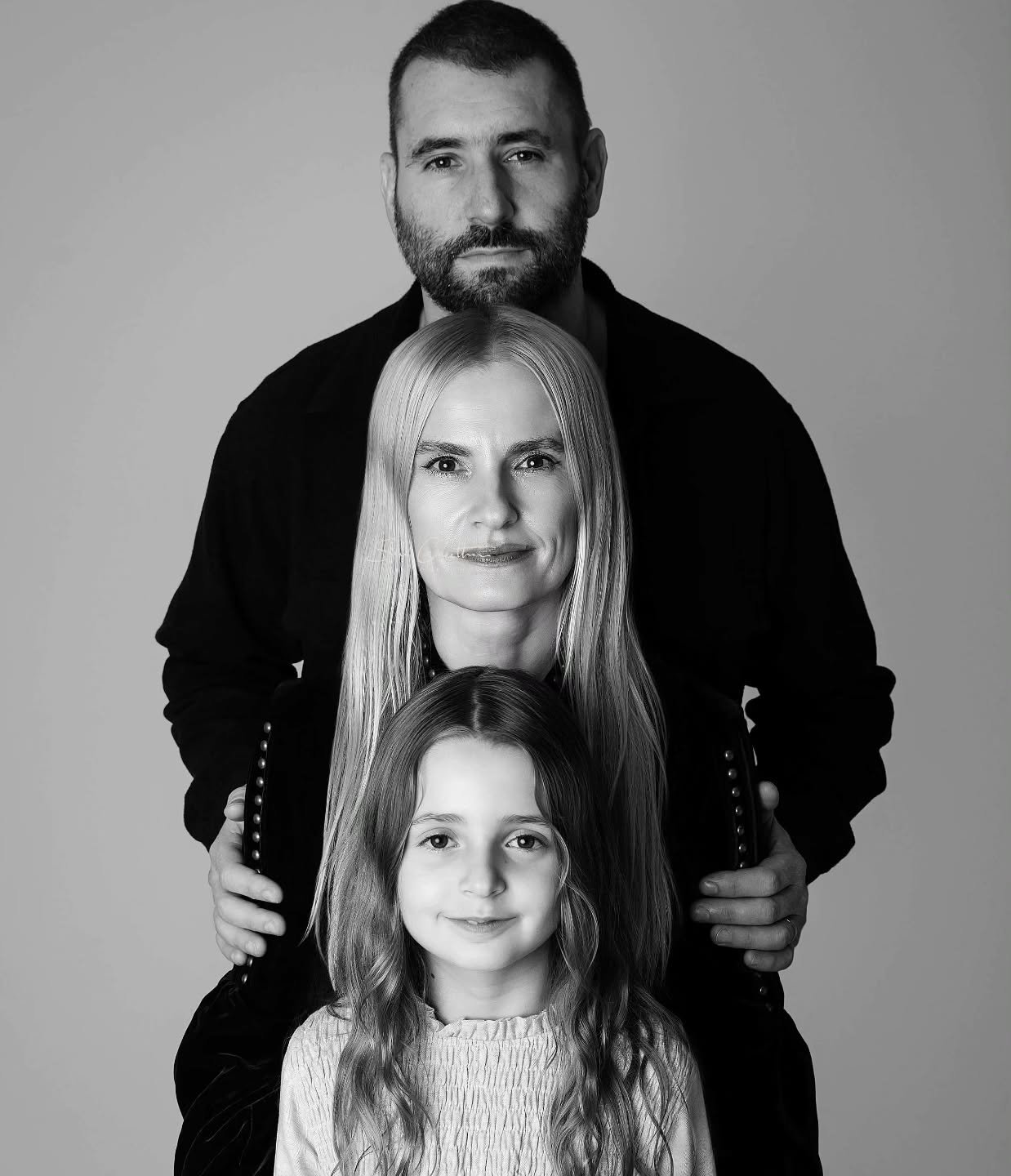 A classic family image in black &amp; white will stand the test of time. 

#familymemories #familyshoot #professionalphotographer #suegreethamphotography #howwillyouremember