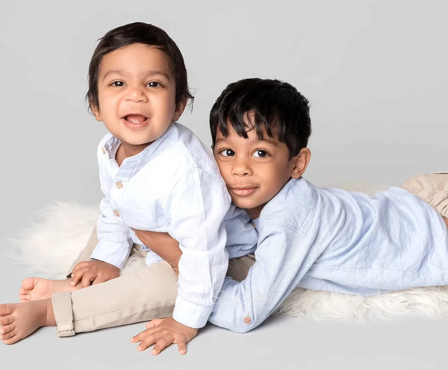 Brothers 🩵🩵

#siblings #brothers #professionalfamilyphotographer #professionalbabyphotographer #suegreethamphotography