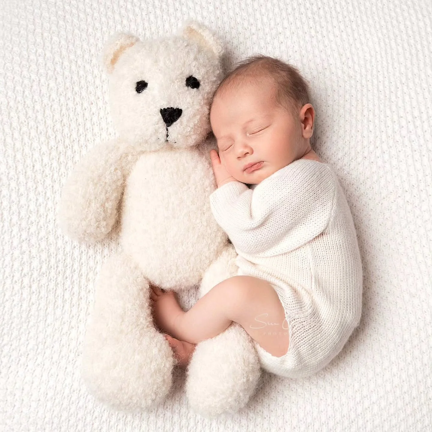 Heart warming moment 🥰

#newbornlove #newbabylove #sleepingbaby #professionalnewbornphotographer #suegreethamphotography