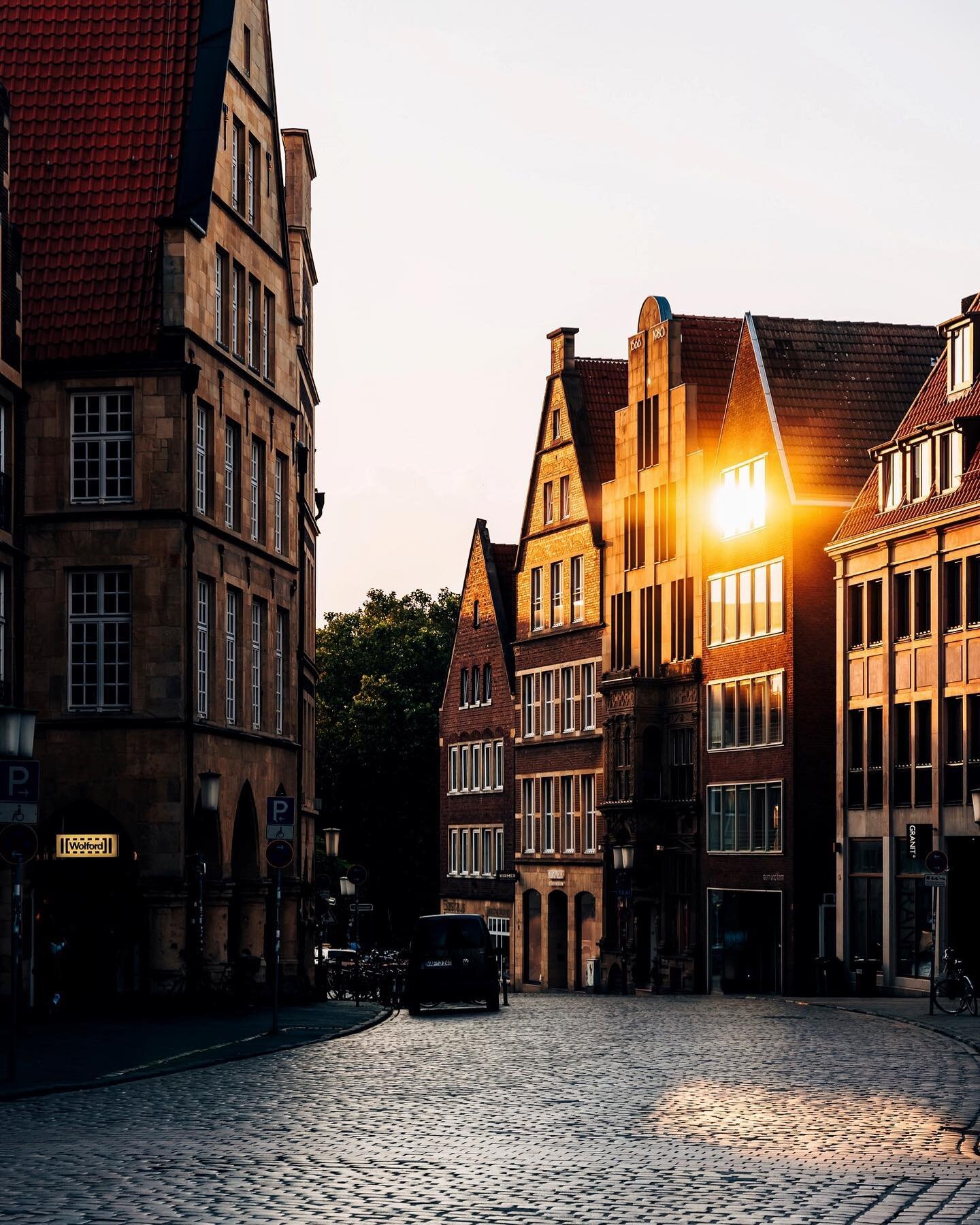 🙌 #sunlight #sunreflections #citylights #canonr5 #canonphoto #m&uuml;nster #ms4l #exploremuenster #exploretocreate #m&uuml;nsterliebe #m&uuml;nstermoment #m&uuml;nsterland #ig_nrw #cityscapes #raw_germany #wonderful_places #agameoftones #moodygrams 