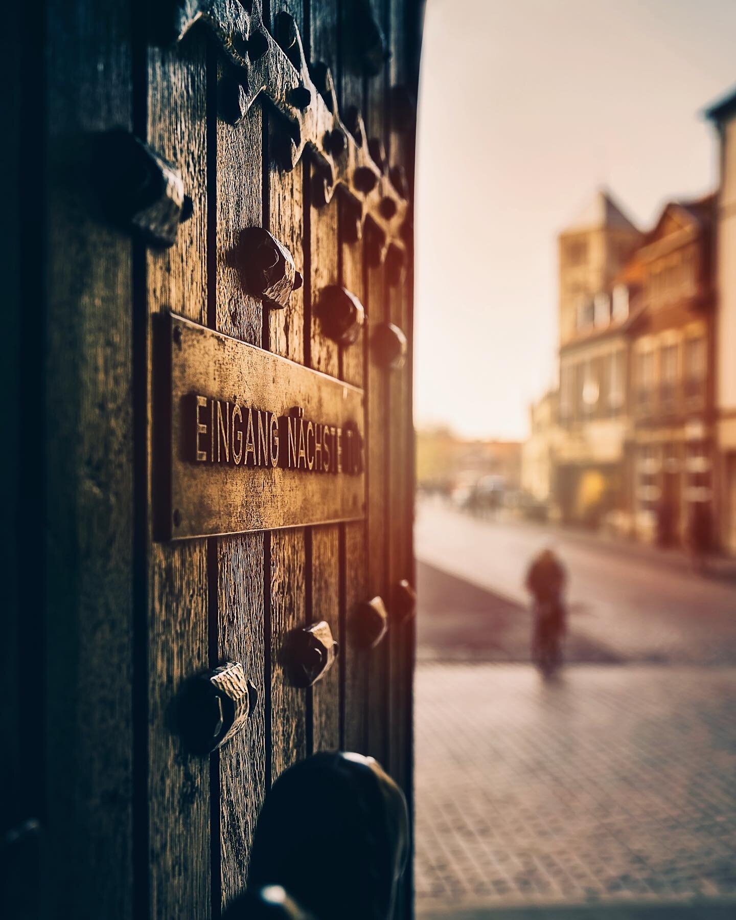 Eingang n&auml;chste T&uuml;r #prinzipalmarkt #prinzi #rathaus #m&uuml;nster #ms4l #exploremuenster #exploretocreate #m&uuml;nsterliebe #m&uuml;nstermoment #m&uuml;nsterland #ig_nrw #cityscapes #raw_germany #wonderful_places #agameoftones #moodygrams