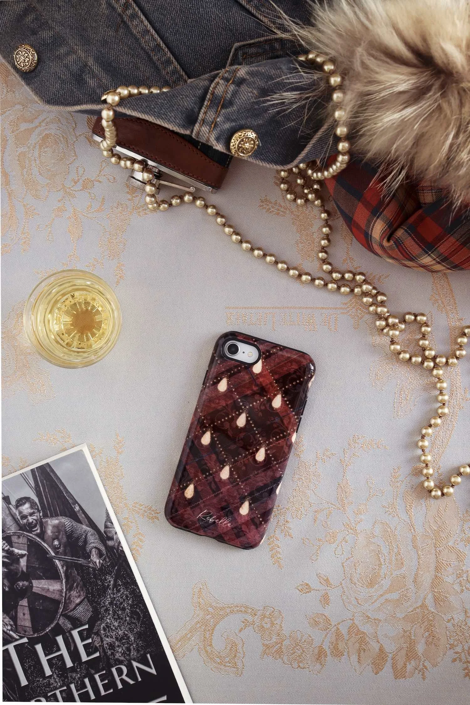Magnifique coque de téléphone d'art, ornée d'un motif complexe en tartan de couleur prune, rehaussé de perles.