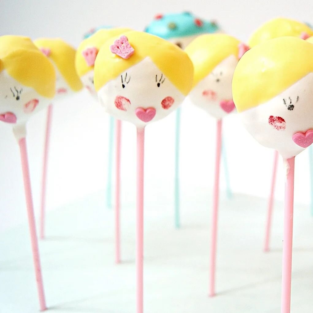 Cake pops taste like childhood, are adorable, wrapped in colorful chocolate and served on a stick. That makes you happy. 
You can find more about my cake pop theory and a recipe on my blog 😄

#linkinbio👆 #cakepoptheory #homemade #cakepop #recipe #p