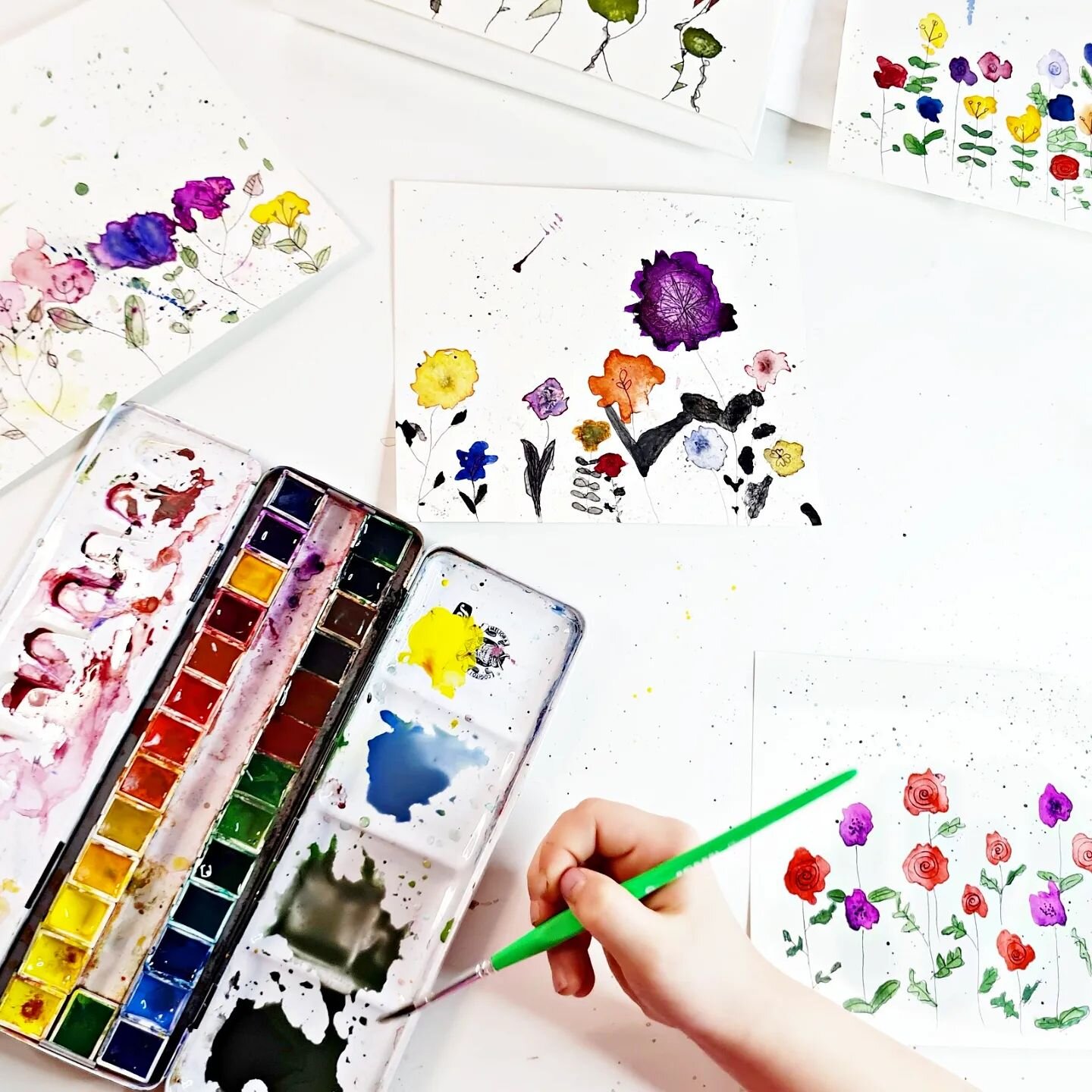 The girls have finished their second tutorial. In their new post, they show how easy it is to paint a beautiful wildflower meadow with watercolor. With a simple trick, every child is an artist. They also think about what wildflowers mean for people a