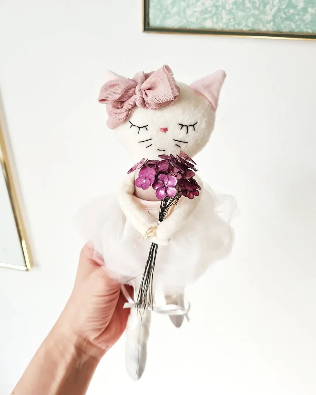 The newest tutorial by RuBYsundIrmAsStudio is online! Here you can find out how you can make these cute little colorful wire flowers.

Miss Kitten loves flowers and really wanted to take a few photos with the sweet flowers at the photo shoot. And are