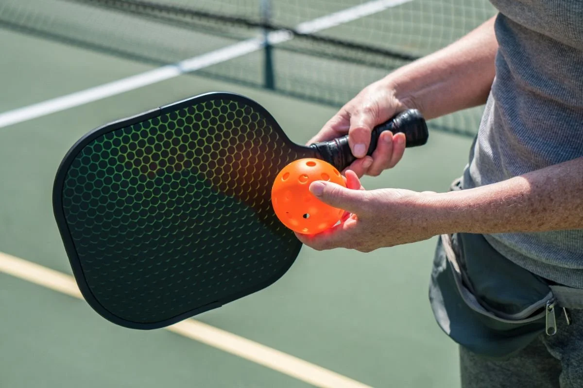 The Differences Between Lightweight and Heavyweight Pickleball Paddles