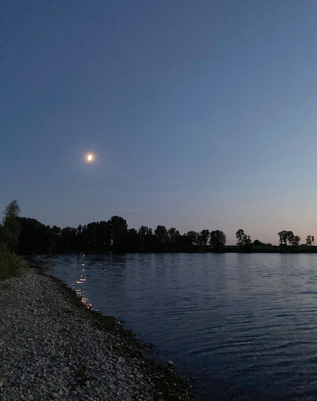 Cioa lieber August,
es war sch&ouml;n mit dir!
Viele lauwarme Abende am See, schwimmen unter Sternenhimmel,Sternschnuppenregen, Mondaufg&auml;nge, drau&szlig;en schlafen,sch&ouml;ne Begegnungen, gute Gespr&auml;che, Zeit miteinander, Sommerwind....
L