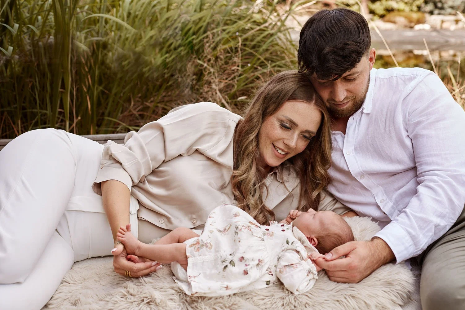 Junge Eltern betrachten ihr neugeborenes Baby